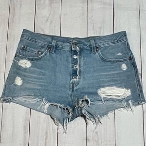 Womens Levi’s cut off denim shorts